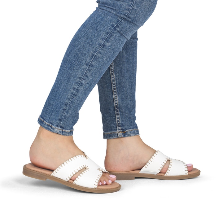 Weiße remonte Damen Pantoletten D3645-80 mit handgestickten Nähten. Schuh am Fuß.