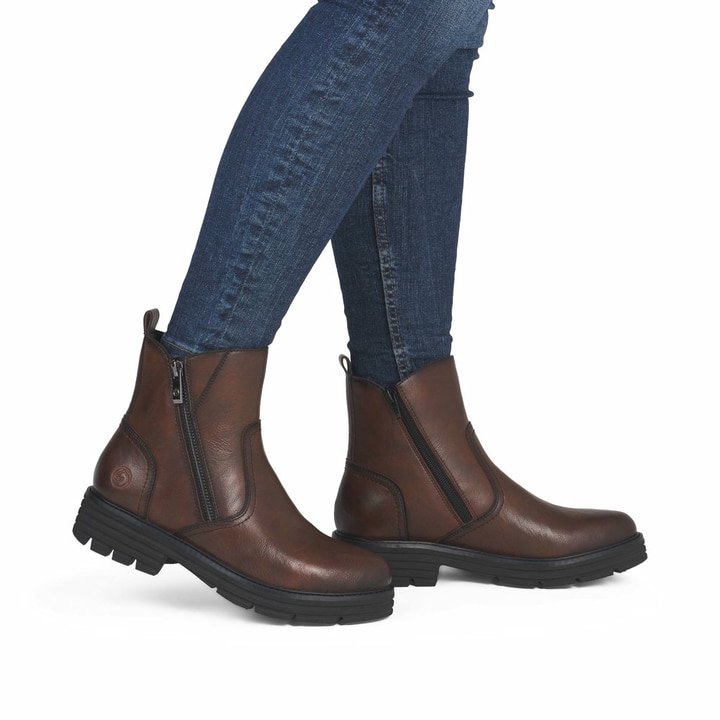 Dunkelbraune remonte Damen Stiefeletten D3A70-25 mit einem Reißverschluss. Schuh am Fuß.