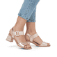 Rosane remonte Riemchensandaletten D1K51-31 mit einem Klettverschluss. Schuh am Fuß.