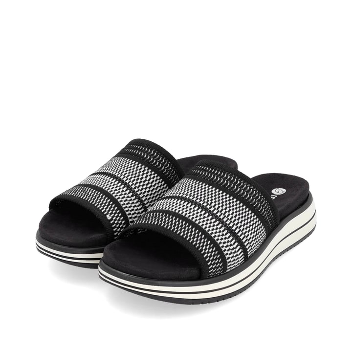 Schwarze remonte Damen Pantoletten D1J54-03 mit einem Gummizug. Schuhpaar seitlich schräg.