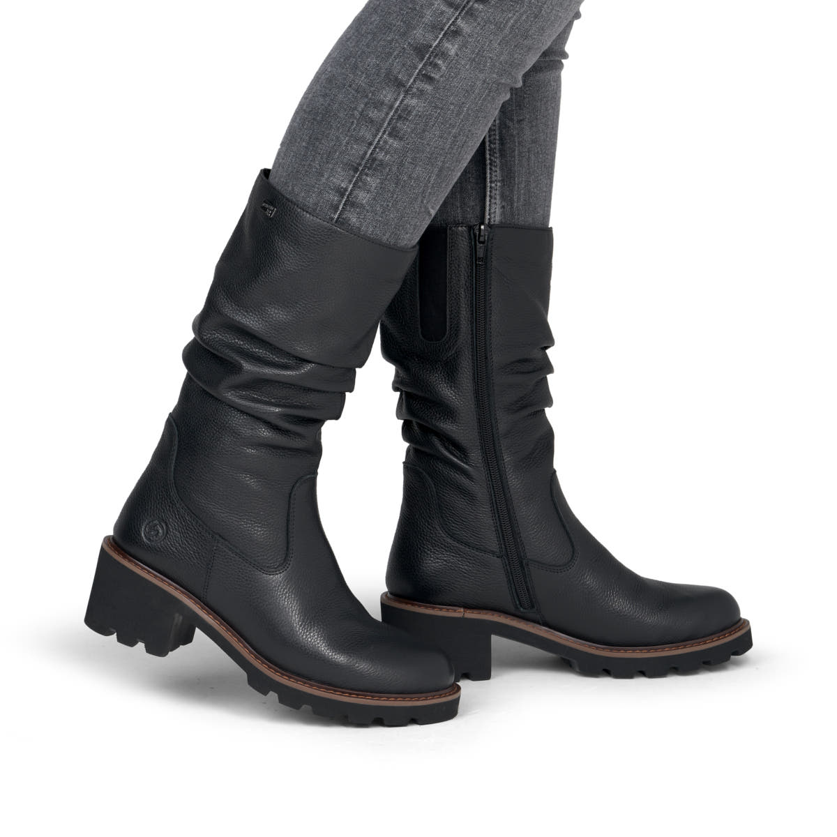 Schwarze remonte Hochschaftstiefel D0A75-01 mit wasserabweisender TEX-Membran. Schuh am Fuß.