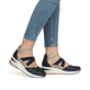 Sandales compensées remonte noires femme D2411-03 avec fermeture velcro. Chaussure au pied.