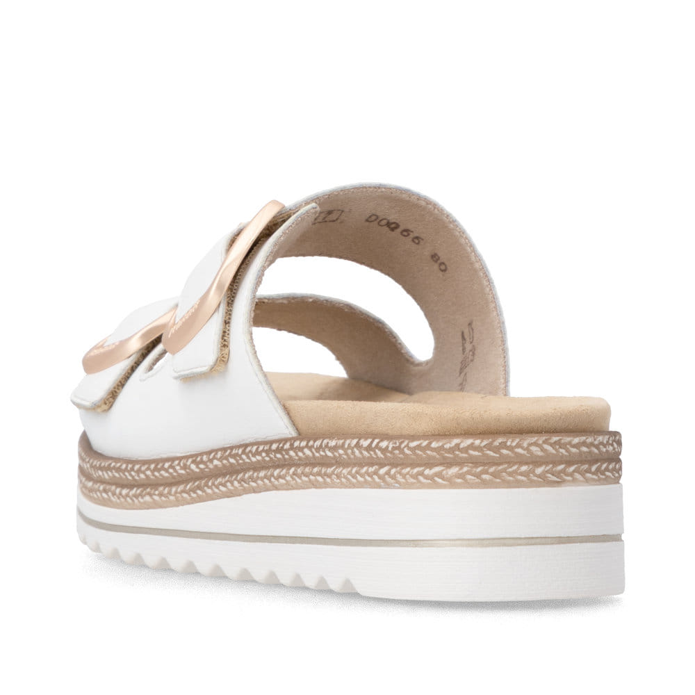 Weiße remonte Damen Pantoletten D0Q66-80 mit trendiger Schnalle. Schuh von hinten.