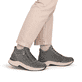 Graue remonte Damen Sneaker D3V71-45 mit wasserabweisender TEX-Membran. Schuh am Fuß.