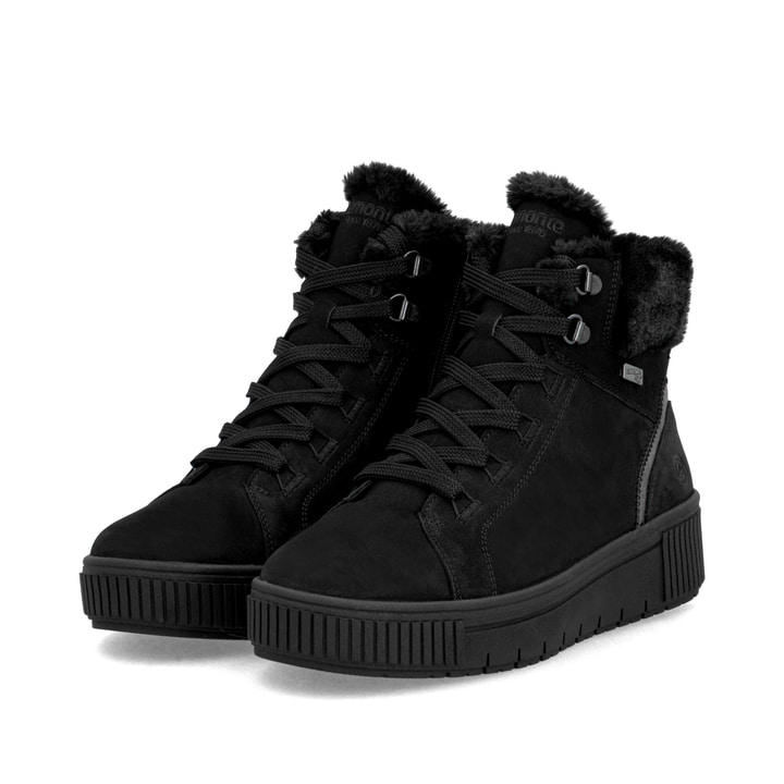 Schwarze remonte Damen Kurzstiefel D3B72-03 mit wasserabweisender TEX-Membran. Schuhpaar seitlich schräg.