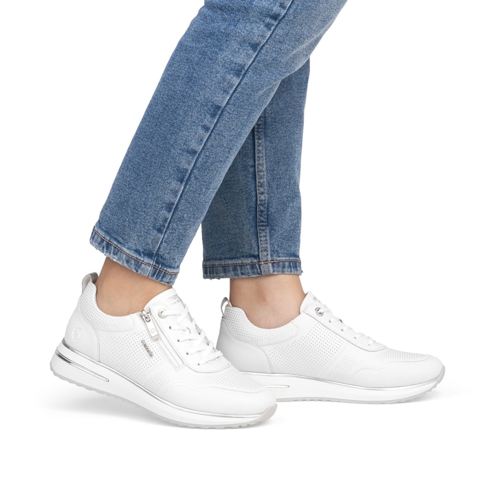 Weiße remonte Damen Sneaker Low D1G09-80 mit einem Reißverschluss. Schuh am Fuß.