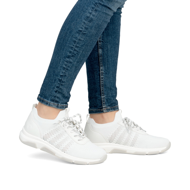 Weiße remonte Damen Slipper D1S05-80 mit einem Gummizug sowie der Komfortweite G. Schuh am Fuß.