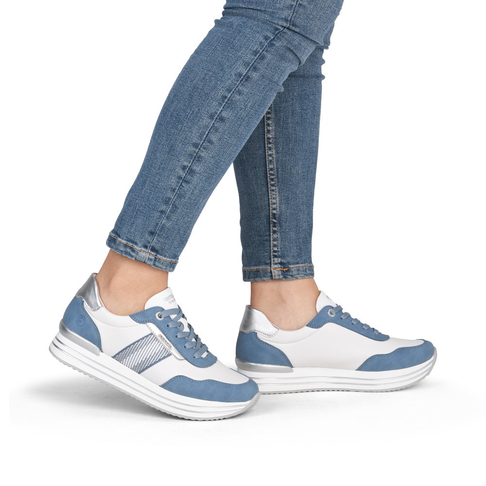Weiße vegane remonte Damen Sneaker D1331-80 mit Schnürung sowie Komfortweite G. Schuh am Fuß.