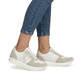 Weiße remonte Damen Sneaker Low D1327-80 mit Reißverschluss sowie Komfortweite G. Schuh am Fuß.