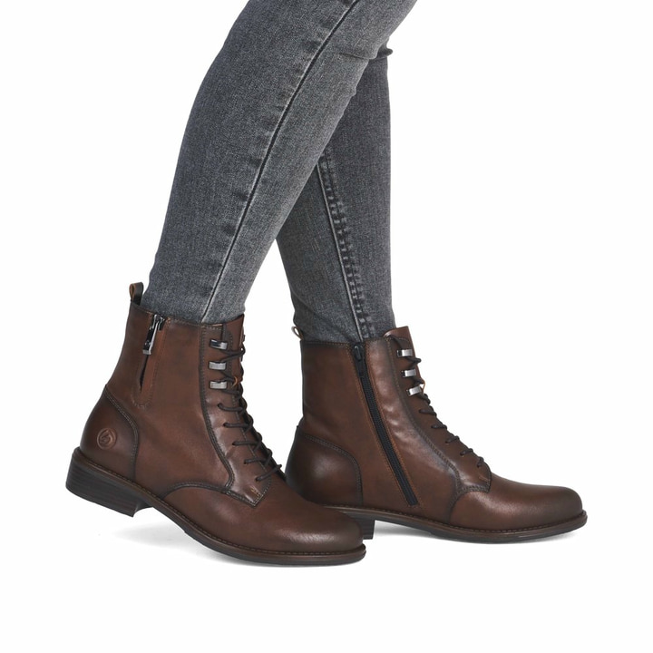 Dunkelbraune remonte Damen Stiefeletten D0F82-22 mit einem Reißverschluss. Schuh am Fuß.