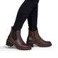 Braune remonte Chelsea Boots D0A70-22 mit Reißverschluss sowie Komfortweite G. Schuh am Fuß.