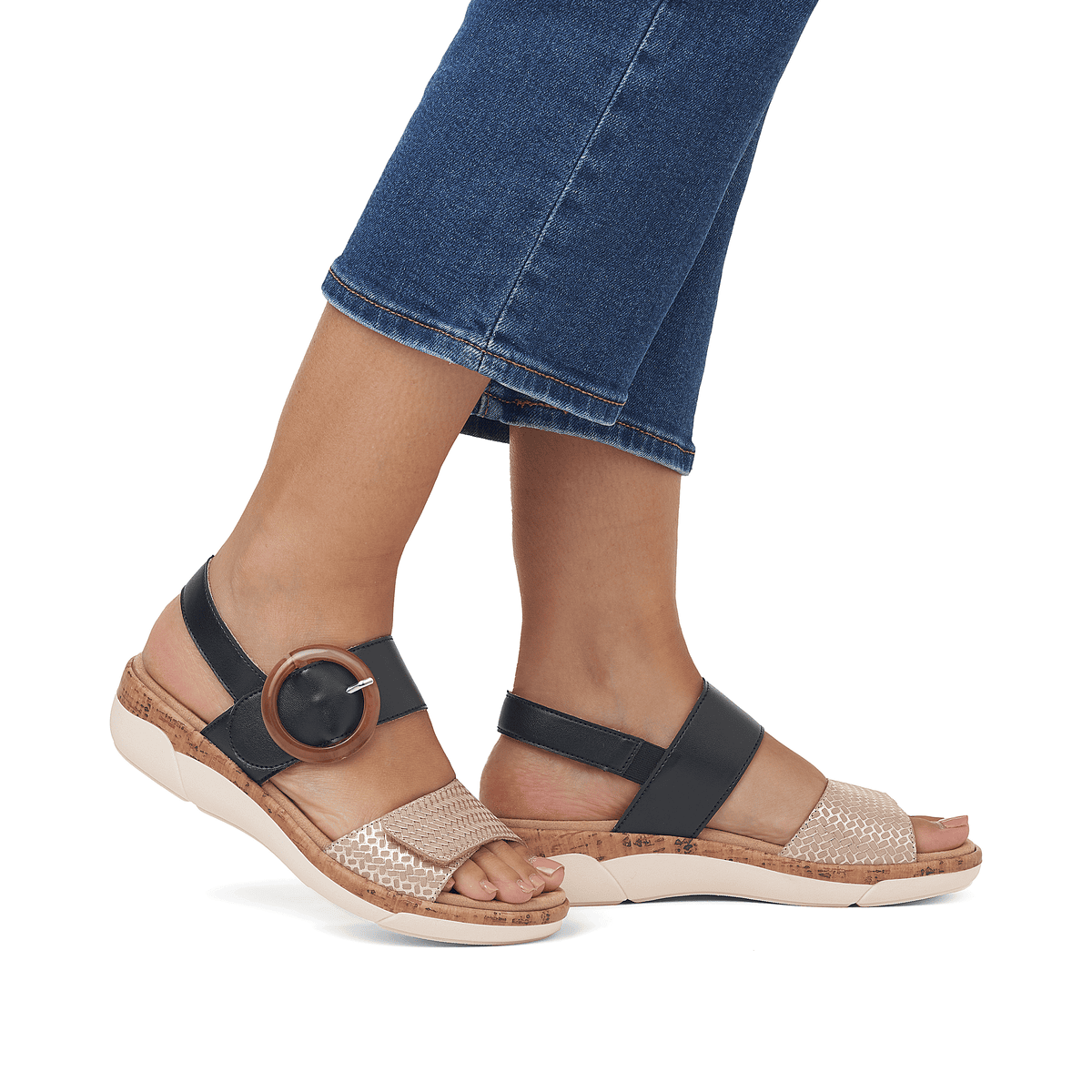 Stahlschwarze remonte Damen Riemchensandalen R6853-02 mit einem Klettverschluss. Schuh am Fuß.