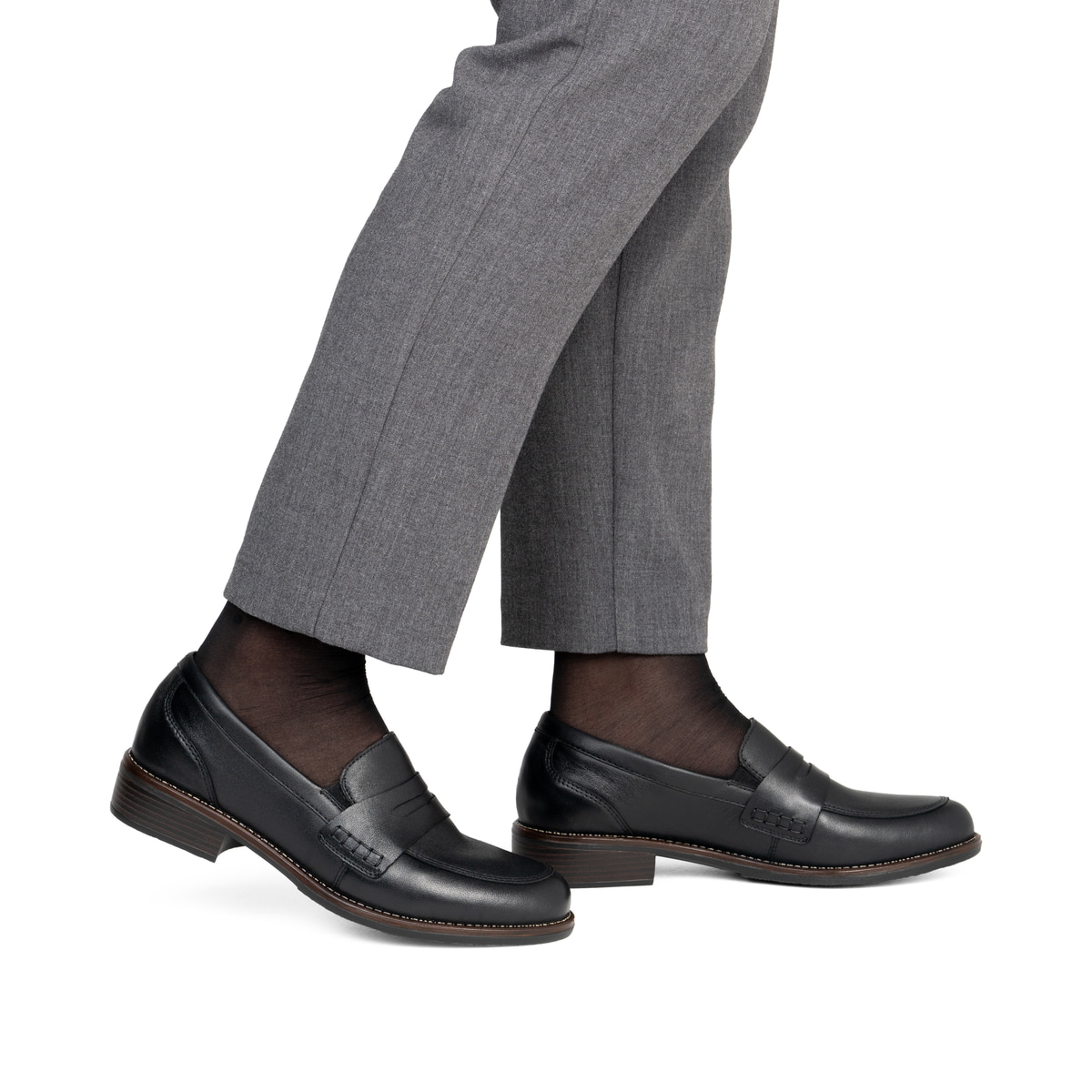 Schwarze remonte Damen Loafer D0F05-00 mit einem Gummizug. Schuh am Fuß.