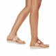 Beige remonte Damen Pantoletten R6858-60 mit einem Klettverschluss. Schuh am Fuß.