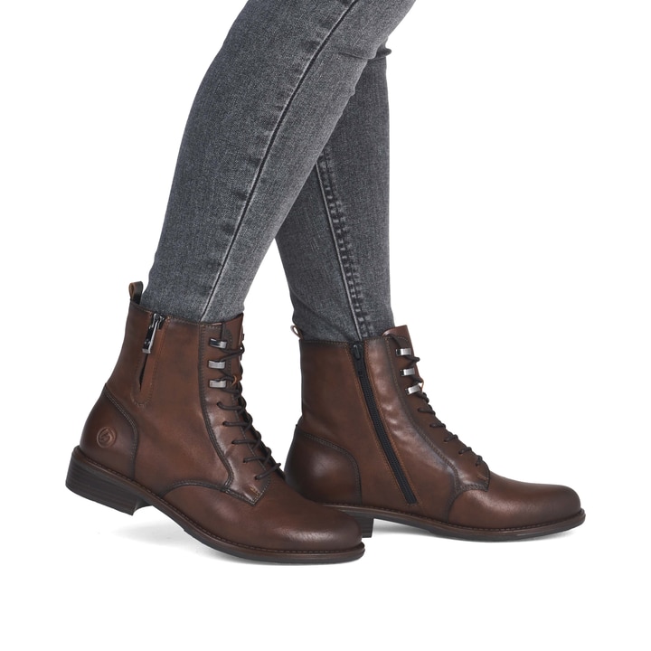 Bottines remonte marron pour femme D0F82-22 avec fermeture éclair. Chaussure au pied.