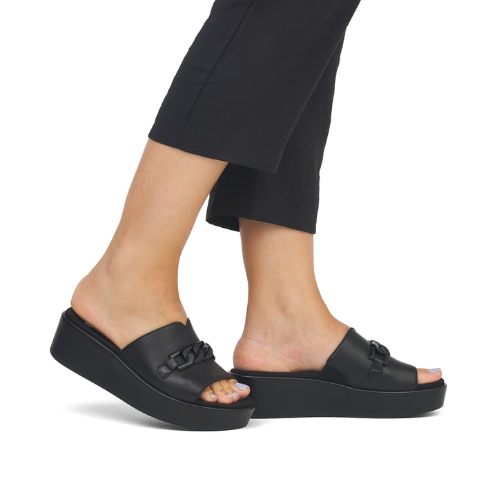 Mitternachtsschwarze remonte Damen Pantoletten D1N51-00 mit stylischer Kette. Schuh am Fuß.