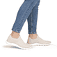 Beige remonte Damen Slipper D3G01-60 mit einem Gummizug sowie der Komfortweite G. Schuh am Fuß.