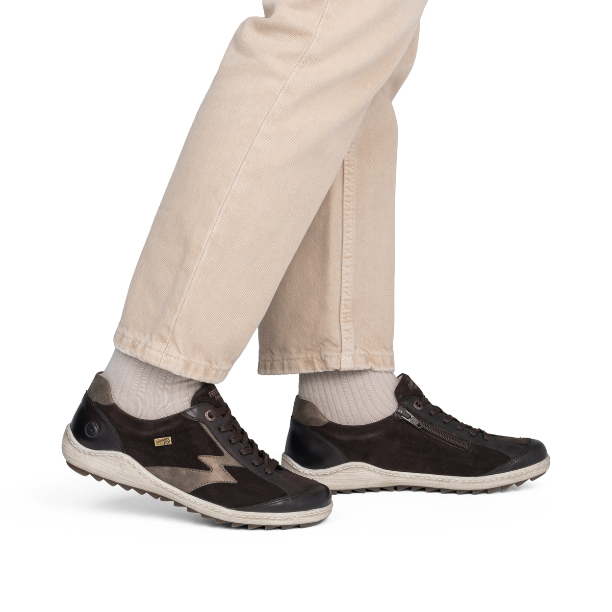 Dunkelbraun-bronzene remonte Damen Schnürschuhe R1443-25. Schuh am Fuß.