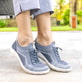 Blaue remonte Damen Slipper R3518-15 mit einem Gummizug sowie der Komfortweite G. Schuh am Model.