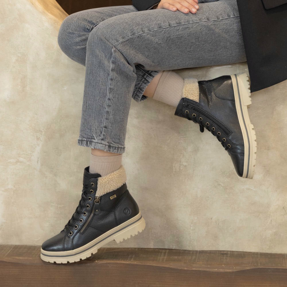 schwarze remonte Schnürstiefel D2U74-03 getragen