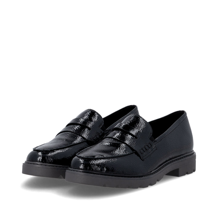 Schwarze remonte Damen Loafer D2Q05-02 mit einem Gummizug. Schuhpaar seitlich schräg.