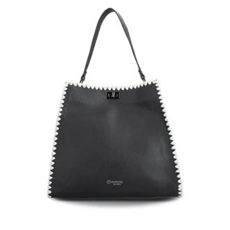 remonte Shopper Q0771-00 in Schwarz mit Häkelborte, abnehmbaren Schulterriemen und herausnehmbarer Innentasche. Vorderseite.