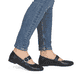 Schwarze remonte Ballerinas D0K14-00 mit einem Klettverschluss. Schuh am Fuß.