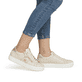 Beige remonte Damen Sneaker Low D0919-60 mit Reißverschluss sowie Komfortweite G. Schuh am Fuß.
