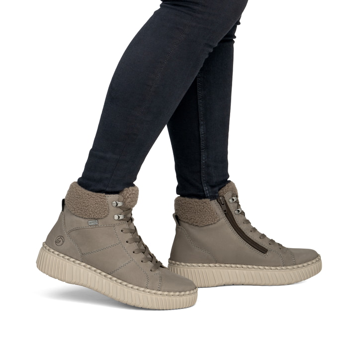 Graue remonte Damen Schnürstiefel D4A74-42 mit wasserabweisender TEX-Membran. Schuh am Fuß.