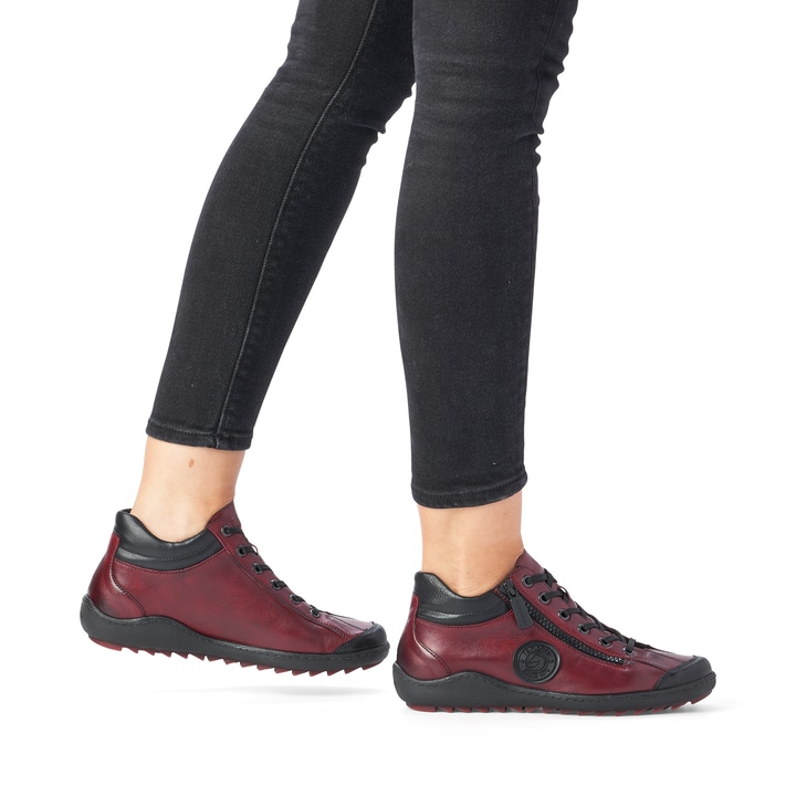 Weinrot-schwarze remonte Damen Schnürstiefel R1477-35 mit einem Reißverschluss. Schuh am Fuß.
