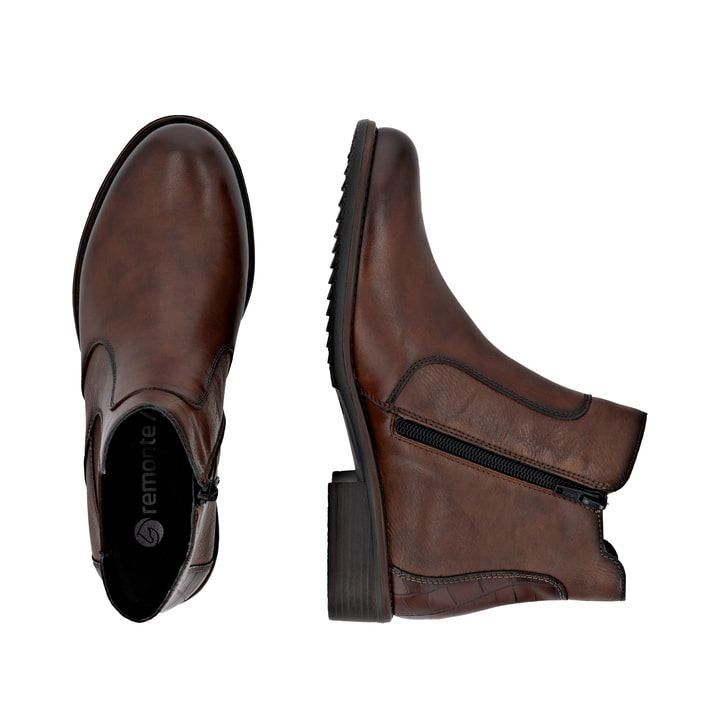 Braune remonte Chelsea Boots D0F70-23 mit einem Reißverschluss. Schuh von oben, liegend.