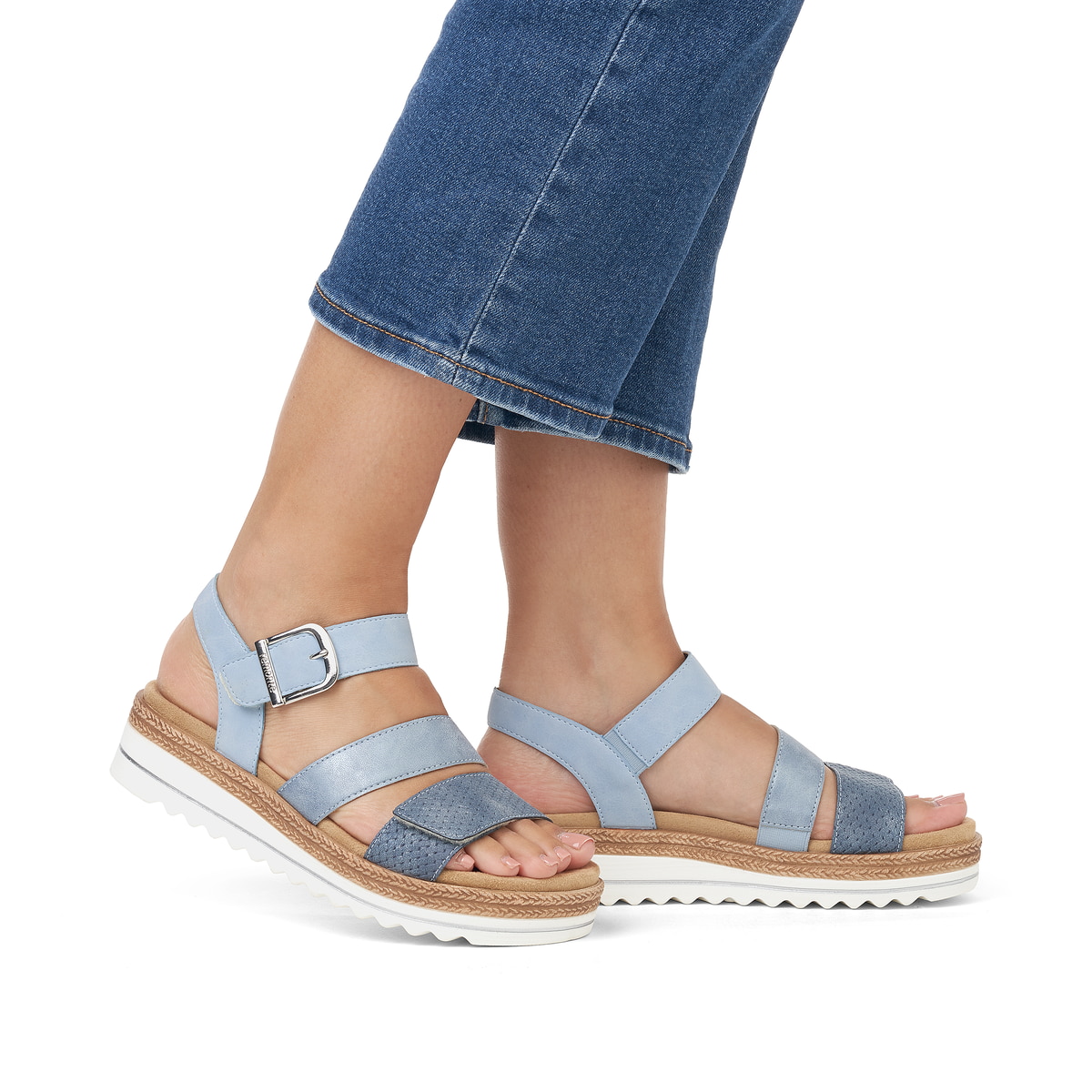 Blaue vegane remonte Riemchensandalen D0Q55-12 mit einem Klettverschluss. Schuh am Fuß.