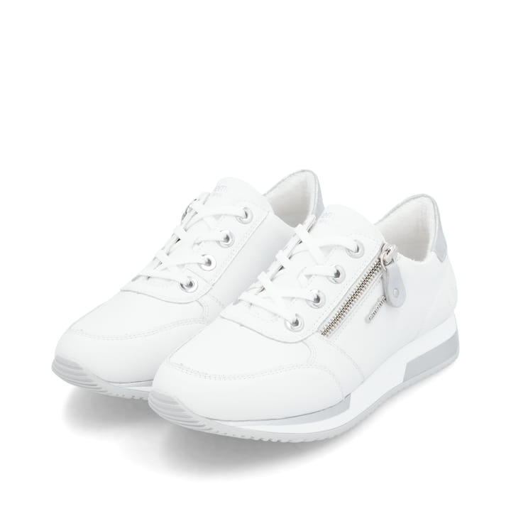 Weiße remonte Damen Sneaker Low D0H11-80 mit einem Reißverschluss. Schuhpaar seitlich schräg.