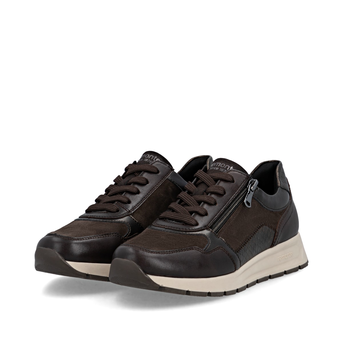 Braune remonte Damen Sneaker D2G05-25 mit Reißverschluss sowie Komfortweite G. Schuhpaar seitlich schräg.