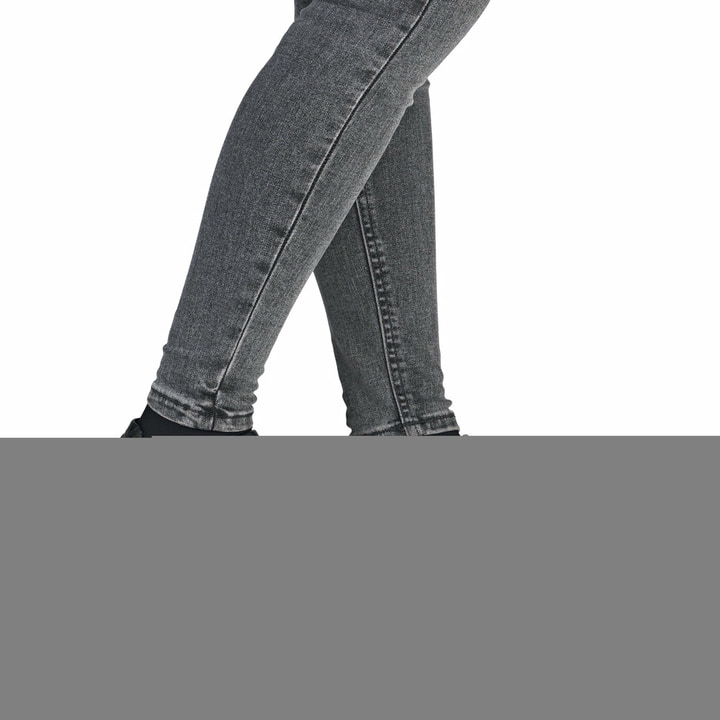 Schwarze remonte Damen Sneaker D2G05-02 mit Reißverschluss sowie Komfortweite G. Schuh am Fuß.