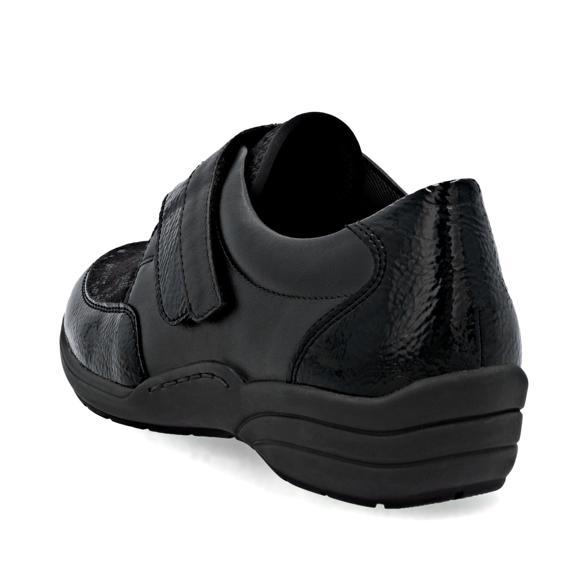 Schwarze remonte Damen Slipper R7600-00 mit Klettverschluss sowie Extraweite H. Schuh von hinten.