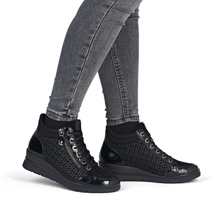 Schwarze remonte Damen Schnürstiefel R0773-05 mit einem Reißverschluss. Schuh am Fuß.