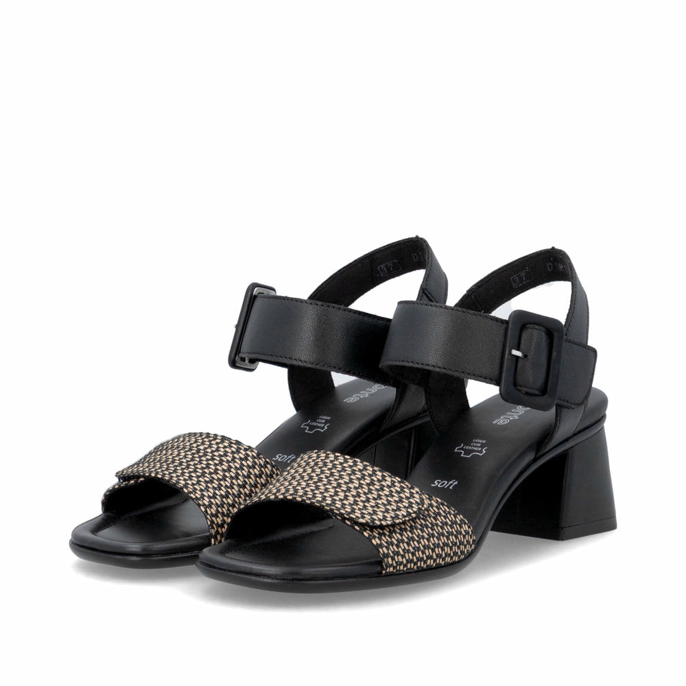 Schwarze remonte Riemchensandaletten D1K51-04 mit einem Klettverschluss. Schuhpaar seitlich schräg.