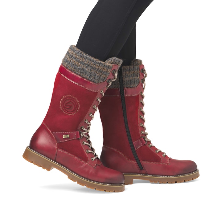 Rote remonte Hochschaftstiefel D9380-35 mit Flip-Grip Sohle. Schuh am Fuß.