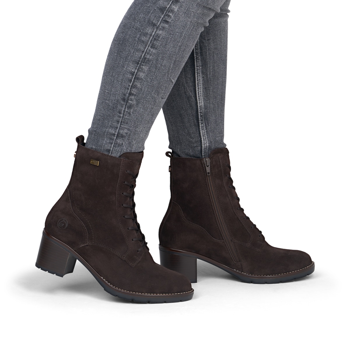 Dunkelbraune remonte Damen Schnürstiefel D2A80-25. Schuh am Fuß.