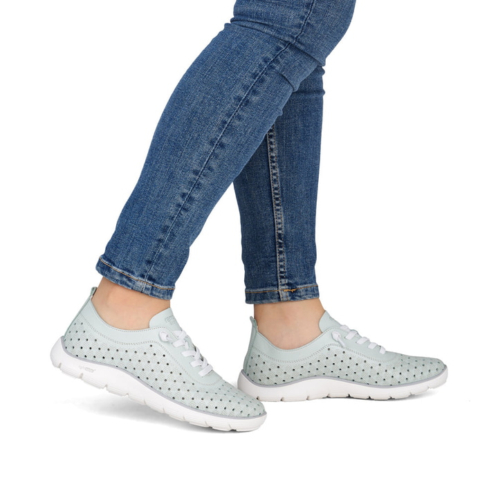 Grüne remonte Damen Slipper D3G03-52 mit eleganten Zierlochungen sowie Gummizug. Schuh am Fuß.