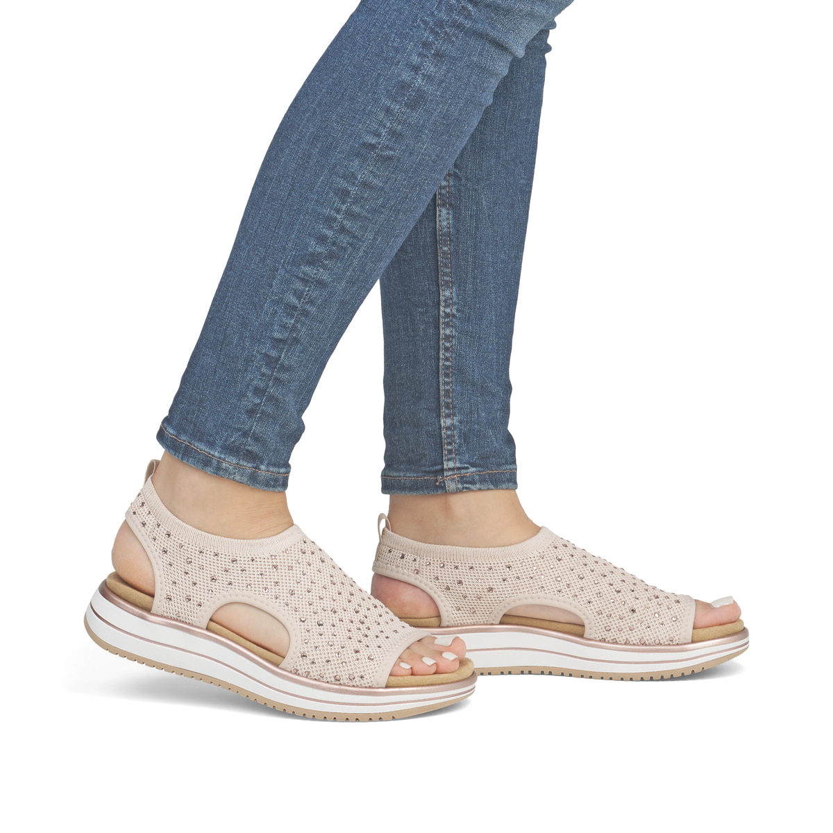 Rosane remonte Riemchensandalen D1J55-31 mit Gummizug sowie weicher Einlegesohle. Schuh am Fuß.