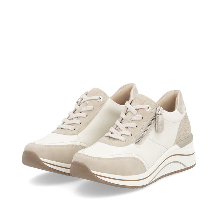 Beige remonte Damen Sneaker D0T00-60 mit einem Reißverschluss sowie Extraweite H. Schuhpaar seitlich schräg.