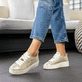 Goldene remonte Damen Sneaker Low D1C03-60 mit Schnürung sowie Komfortweite G. Schuh am Model.
