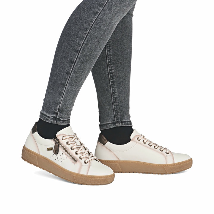 Beige remonte Damen Sneaker D2T00-60 mit wasserabweisender remonteTEX-Membran. Schuh am Fuß.