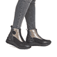 Vegane, dunkelbraun-bronzene remonte Damen Kurzstiefel D0T78-90. Schuh am Fuß.