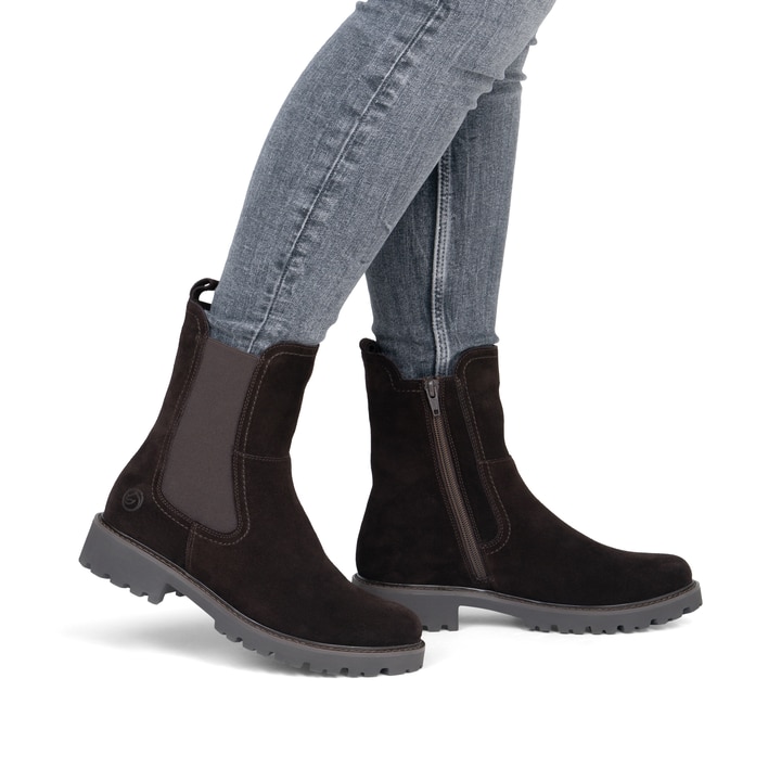 Dunkelbraune remonte Chelsea Boots D8694-26 mit einem Reißverschluss. Schuh am Fuß.