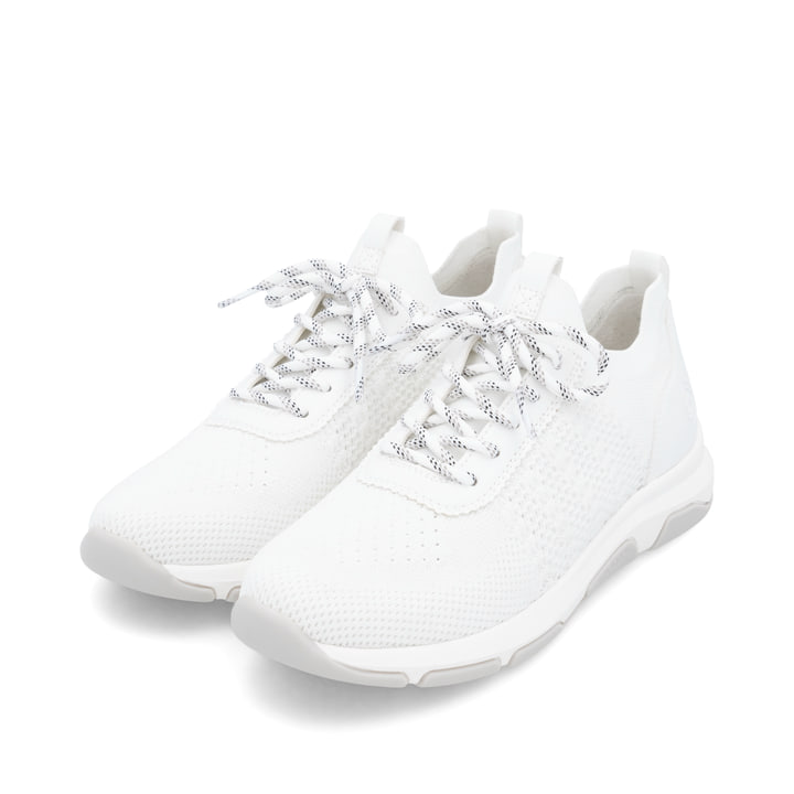 Weiße remonte Damen Slipper D1S05-80 mit einem Gummizug sowie der Komfortweite G. Schuhpaar seitlich schräg.