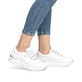 Weiße remonte Damen Sneaker Low D1302-82 mit Reißverschluss sowie Komfortweite G. Schuh am Fuß.