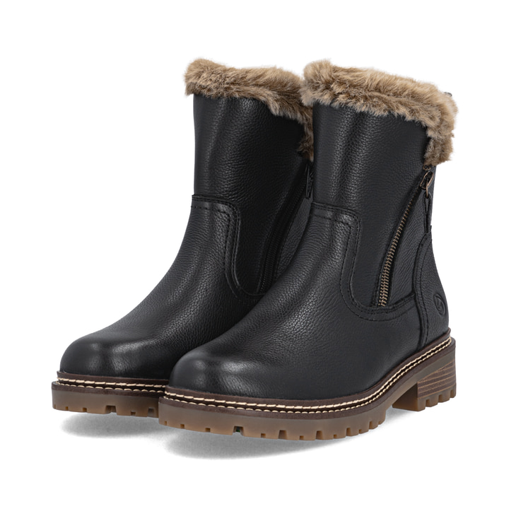 Schwarze remonte Damen Kurzstiefel D0B83-03 mit wasserabweisender TEX-Membran. Schuhpaar seitlich schräg.